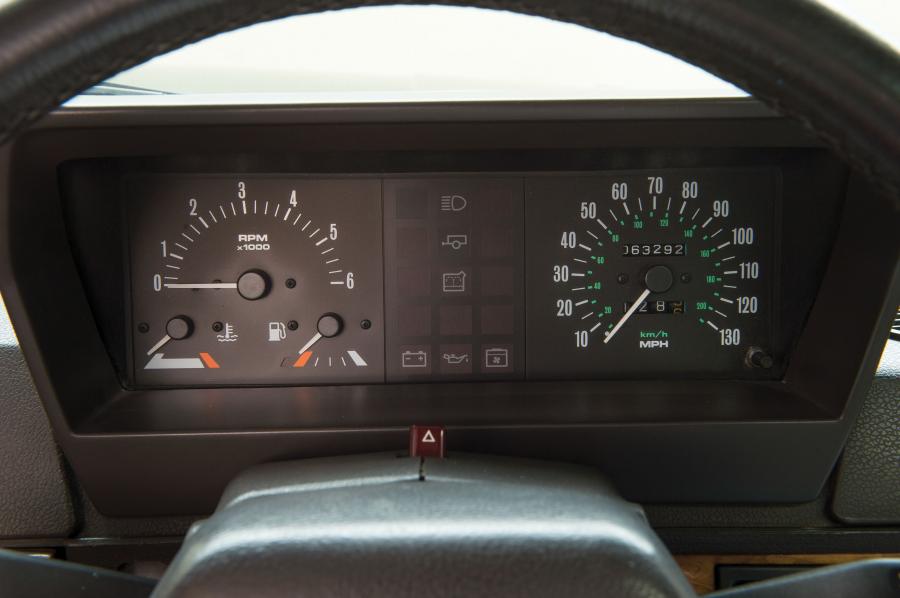 Панель приборов Land Rover Range Rover Vogue LSE 1992 года  (фото 13 из 16)